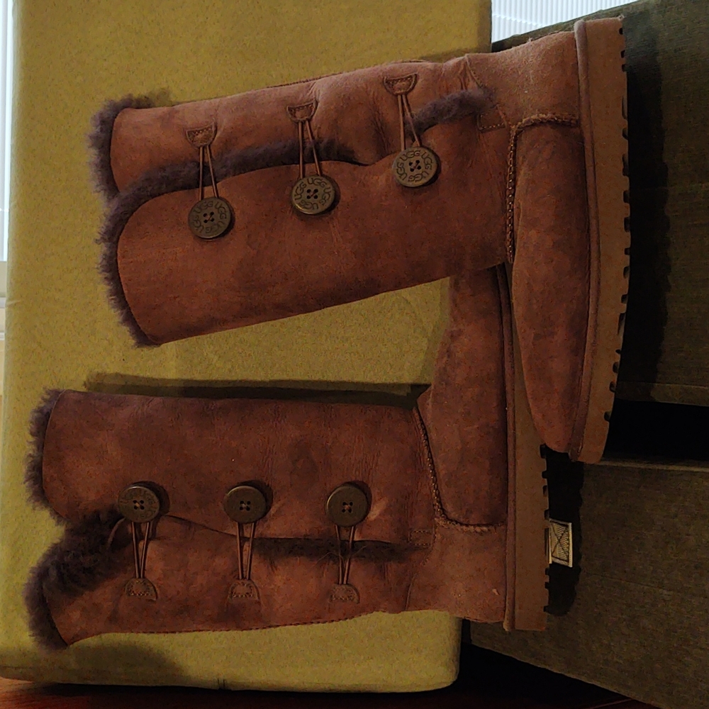 Size 10 ugg BAILEY BUTTON TRIPLET II BOOT